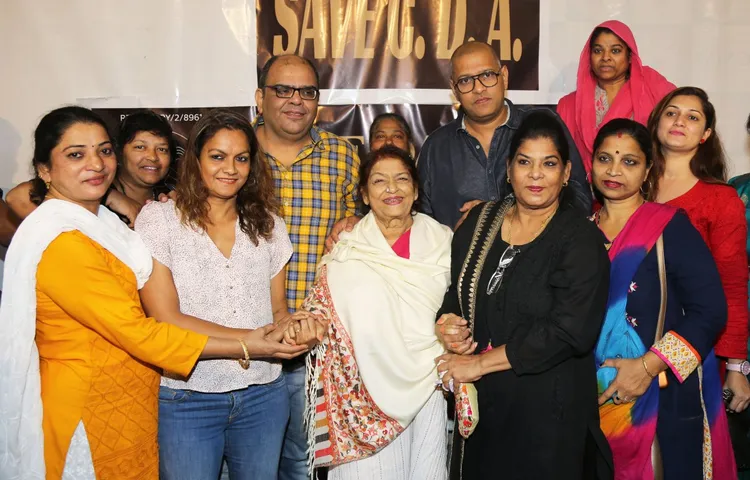 सिने डान्सर्स असोसिएशन की ब्रांड एंबेसडर सरोज खान ने गणेश आचार्य के समांतर नृत्य संघटन के स्थापना पर प्रसार माध्यम को संबोधित किया