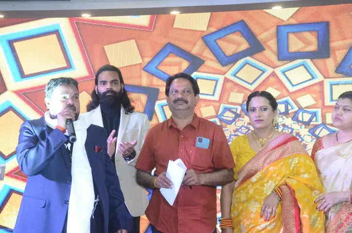 फिल्म प्रेम की सौगंध के ट्रेलर लॉन्च के मौके पर सम्मानित किए गए फिल्म के कलाकार और तकनीशियन