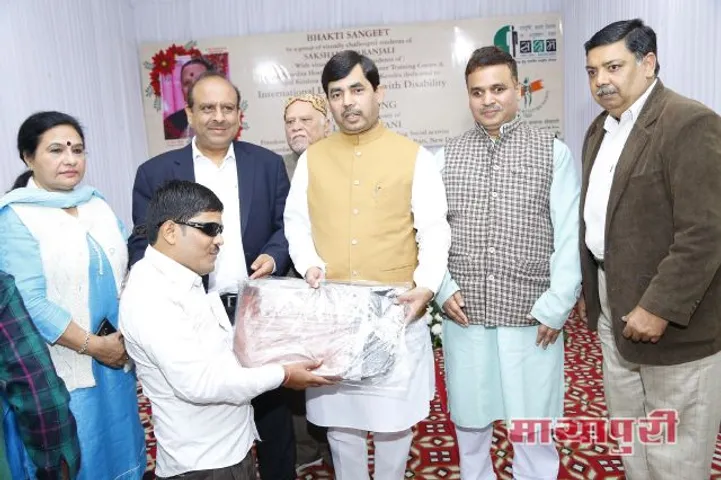 स्वतंत्रता संग्राम सेनानी की प्रार्थना सभा में शामिल हुई हस्तियाँ