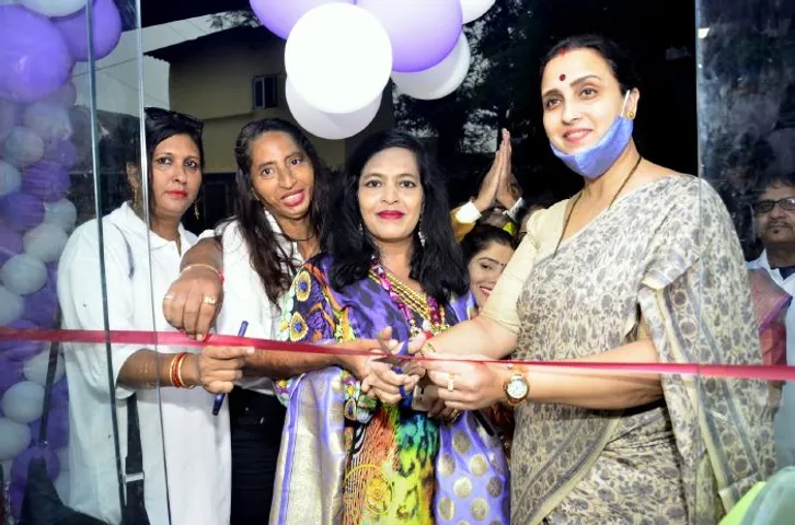 एसिड सर्वाइवर्स द्वारा ‘ऑल-इन-वन सुपर मार्केट’ का उद्घाटन समारोह चित्रा के वाघ ने किया