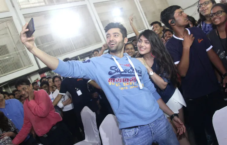 नर्सी मोंजी कॉलेज के उमंग फेस्टिवल में शामिल हुए उत्कर्ष शर्मा और इशिता चौहान