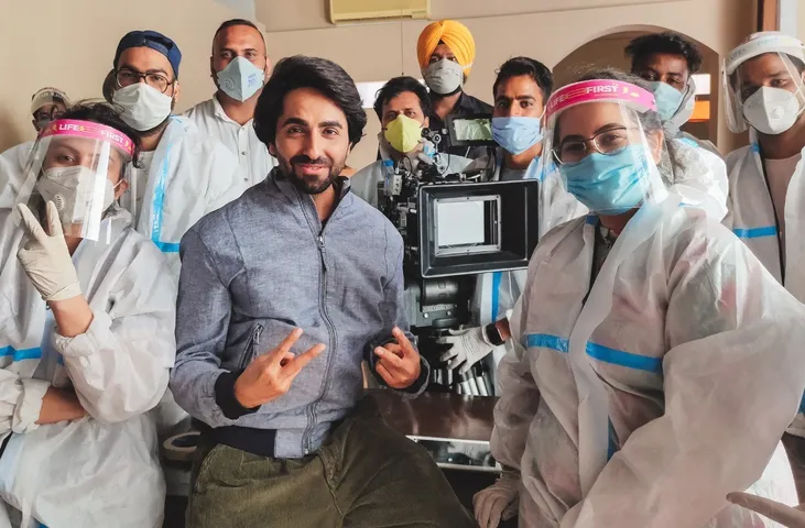 *चंडीगढ़ में 3 नए विज्ञापनों की शूटिंग के साथ-साथ अक्टूबर में अपनी नई फ़िल्म की शूटिंग शुरू करने वाले आयुष्मान खुराना कहते हैं ;मैंने अपनी इंडस्ट्री में नए सिरे से कामकाज की शुरुआत के लिए अपनी ओर से एक कोशिश की है।*