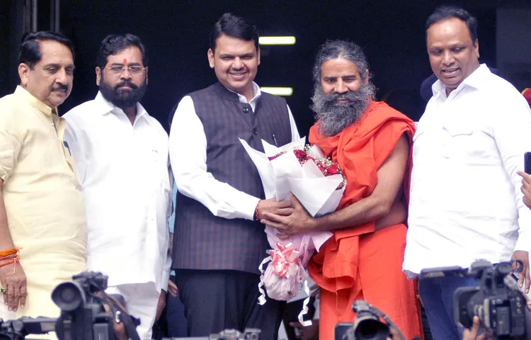 अंतर्राष्ट्रीय योग दिवस के अवसर मुख्यमंत्री देवेंद्र फडणवीस से मिलने पहुंचे योग गुरु रामदेव बाबा