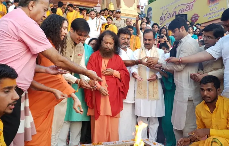 Photos : ऋषिकेश के गंगाघाट पर हुई पीएम मोदी की बायोपिक की स्क्रीनिंग