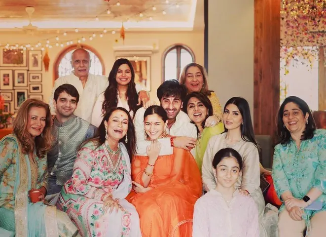 सोशल मीडिया पर वायरल हो रही है भट्ट और कपूर परिवार की एक अनदेखी तस्वीरें