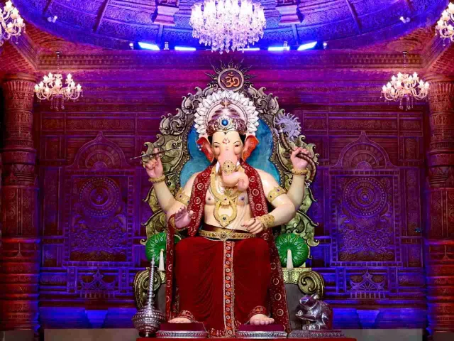 गणपति बप्पा मोरया: बॉलीवुड के सितारों की आंख का तारा हैं "लालबाग के राजा"