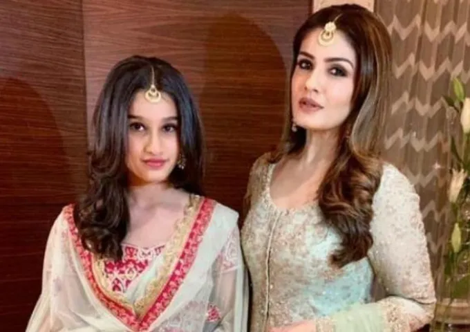 अचानक सड़क पर रवीना टंडन का डांस देख शर्मिंदा हो गई उनकी बेटी, वीडियो वायरल