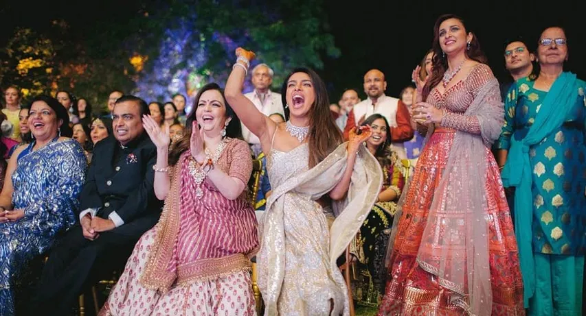 संगीत सेरेमनी में एक बार फिर देसी गर्ल बनीं प्रियंका चोपड़ा, निक ने भी किया जबरदस्त डांस