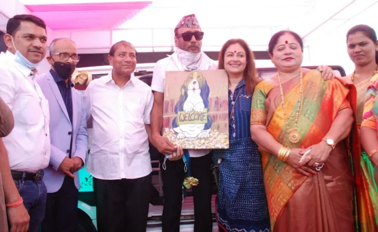 फिल्म अभिनेता जैकी श्राफ ने 'एनिमल केयर वैन' अभिनेत्री आयशा जुल्का को 'गिफ्ट' दिया