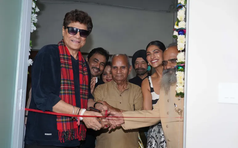 डॉ. संतोष पांडे के रेजुआ एनर्जी सेंटर की नई शाखा के उद्घाटन पर अभिनेत्री कुब्रा सैत ,अर्जुन फिरोज़ खान, मेधा मांजरेकर की उपस्थिति