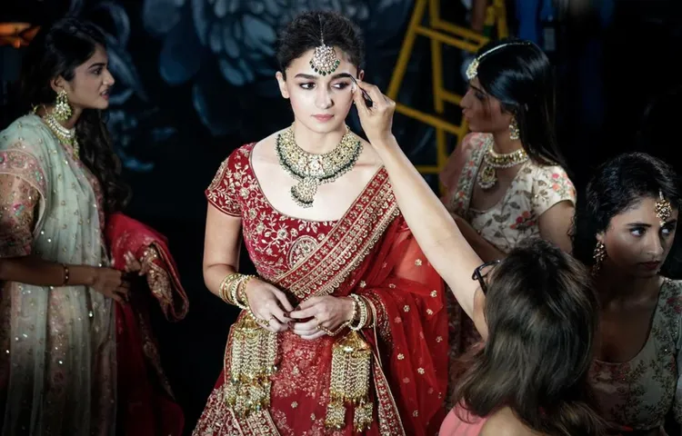 Photos: आलिया भटट् बनीं दुल्हन, ‘कलीरें’ पहनते हुए सामने आईं तस्वीरें !