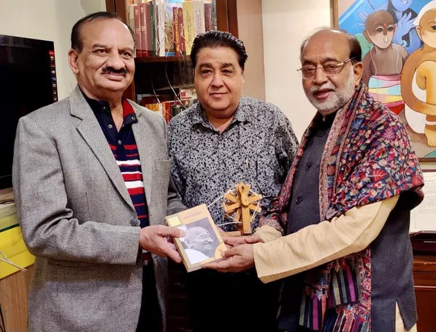 राज्यसभा के पूर्व सदस्य विजय गोयल द्वारा फिल्म क्रिटिक डॉ.सुनील पाराशर को किया गया सम्मानित