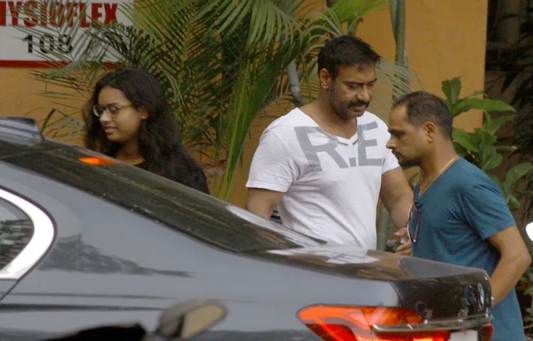 बेटी न्यासा के साथ मुंबई के वर्सोवा में जिम के बाहर नजर आए अजय देवगन,  देखे तस्वीरें