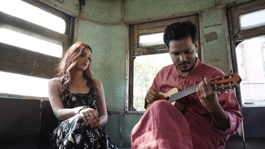 कोलकाता के सौ साल पुराने ट्राम में फिल्म 'होम कमिंग' के "जुगनू होते हैं?"