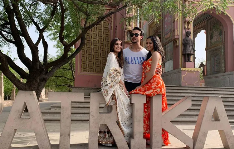 जयपुर में अपनी फिल्म स्टूडेंट ऑफ़ द इयर 2 को प्रोमोट करने पहुंचे टाइगर श्रॉफ, अनन्या पांडे और तारा सुतारिया