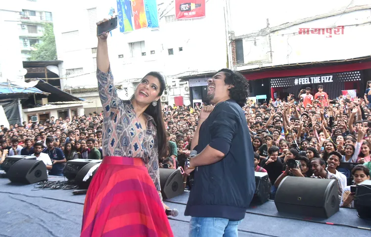 कॉलेज फेस्टिवल में 'हेलीकॉप्टर ईला' के नए सॉन्ग 'यादों की अलमारी' को लॉन्च करने पहुंची काजोल