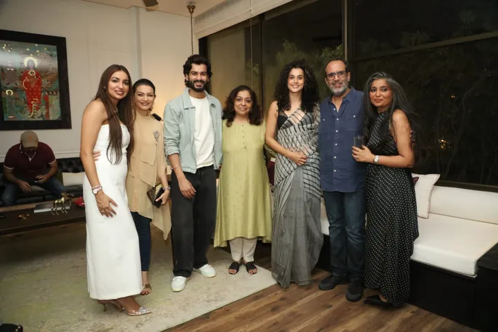 Kriti Sanon, Taapsee Pannu, Tamannaah Bhatia सहित अन्य लोग Kanika Dhillon और Himanshu Sharma की गृहप्रवेश पार्टी में शामिल हुए
