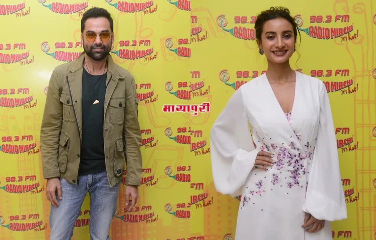 रेडियो मिर्ची स्टूडियो में अपनी फिल्म ‘नानू की जानू’ को प्रोमोट करने पहुंचे अभय देओल और पत्रलेखा