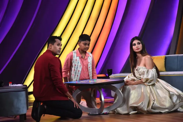 मौनी रॉय BYJU’S यंग जीनियस सीजन 2 पर बाल कौतुक वीर कश्यप के साथ बोर्ड गेम खेलती हैं