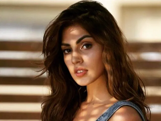 Rhea Chakraborty के माता-पिता हुए अपने ही घर से बेघर!