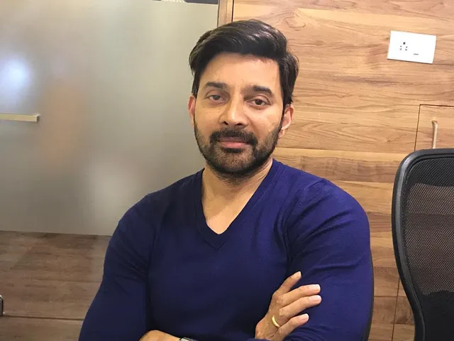 वैश्विक महामारी के दौरान, करन आनंद ने दैनिक मज़दूरों से बातचीत करके उनकी वास्तविक पीड़ा को महसूस करने की कोशिश कीं।