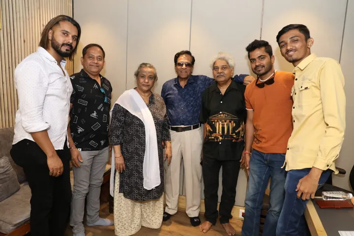 अंजली फिल्म्स प्रोडक्शंस की फिल्म (प्रोडक्शन नम्बर 5) की गीत  रिकॉर्डिंग से हुई शुरुवात। गायिका हेमलता ने आशीर्वाद दिया नए गायक तुषार को