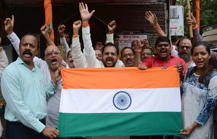 शिवसेना के कार्यकर्ताओं ने जम्मू और कश्मीर पर 370 को खत्म करने के लिए सरकार के फैसले का जश्न मनाया