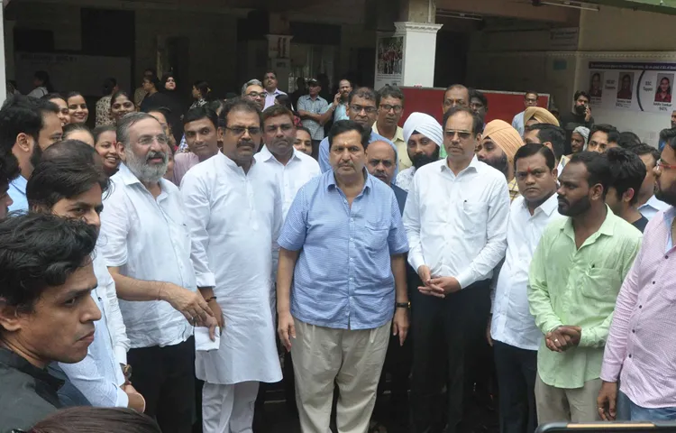 बॉम्बे कैंब्रिज इंटरनेशनल स्कूल के बाहर बीजेपी अध्यक्ष मंगल प्रभात लोढा पार्टी और कार्यकर्ताओं ने किया प्रदर्शन