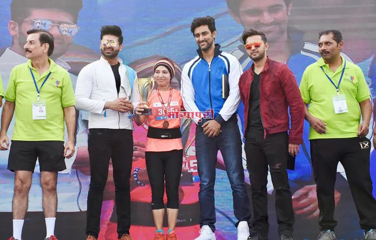 जुहू हाफ मैराथन में प्रतिभागियों को प्रेरित करने पहुंचे कुणाल कपूर और वत्सल सेठ