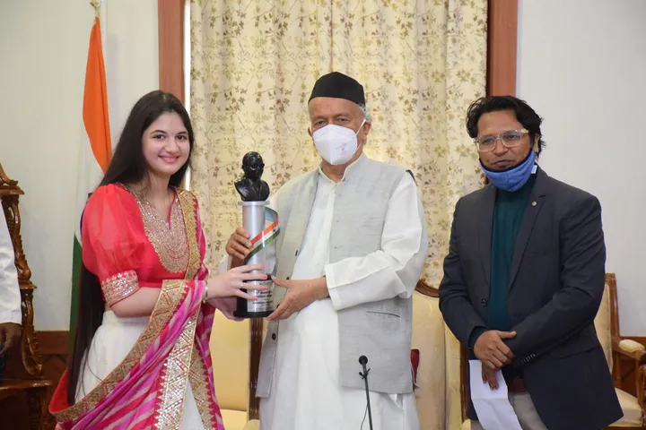 अभिनेत्री हर्षाली मल्होत्रा को महाराष्ट्र के राज्यपाल ने किया भारतरत्न डॉ. अम्बेडकर अवार्ड से सम्मानित किया गया