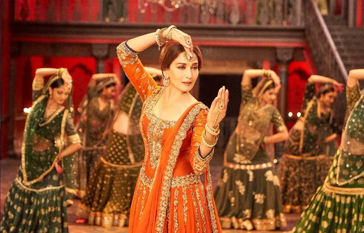 रिलीज़ हुआ फिल्म कलंक का नया गाना 'तबाह हो गए' गाने में दिखीं माधुरी दीक्षित की कातिलाना अदाएं