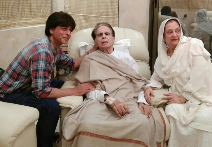 दिलीप कुमार से मिलने पहुंचे उनके 'मुंह बोले बेटे' शाहरुख देखें तस्वीरें