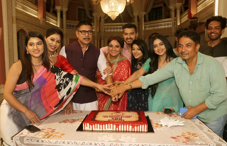 दंगल टीवी के "रंग जाऊं तेरे रंग में" सीरियल के 100 एपिसोड हुए पूरे, केक काटकर मनाया सेलिब्रेशन