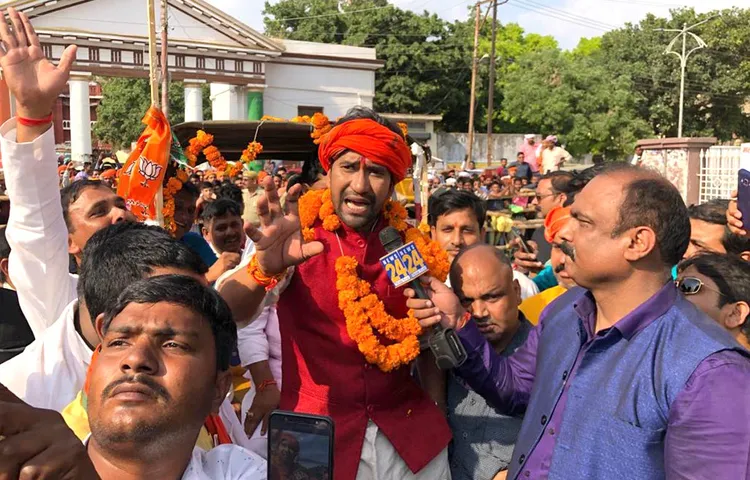 रिक्शा से नामांकन करने पहुंचे निरहुआ 