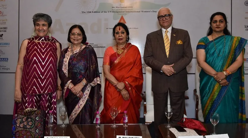 विश्व महिला दिवस पर महिलाओं के सशक्तिकरण पर जोर देती सोनल मानसिंह, राज्यसभा सांसद डॉ.ब्लॉसम कोचर, सिंगर मीनू बख्शी, सलमा सुल्ताना (भारतीय टेलीविजन पत्रकार), डिजाइनर आशिमा सिंह और?