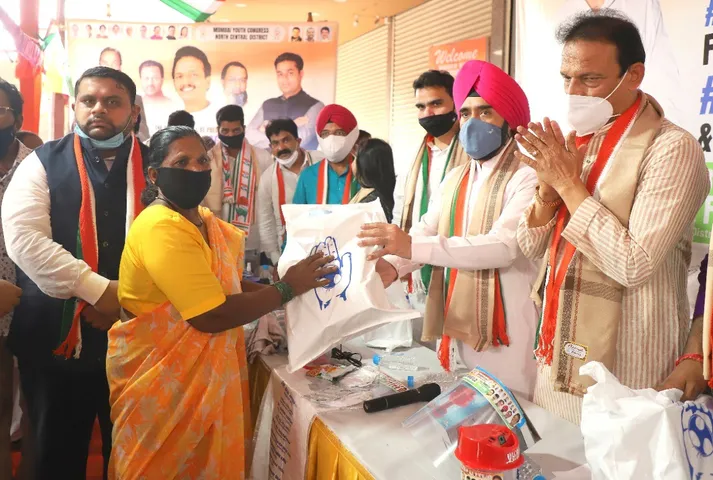 फहीम शेख, मंत्री अस्लम शेख, मंत्री वर्षा गायकवाड और भाई जगताप ने कोरोना सेवा किट बाटने का आयोजन किया