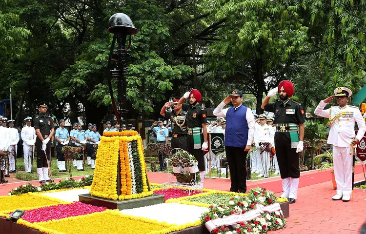 कारगिल विजय दिवस के 20 साल पूरे होने के मौके पर महाराष्ट्र के मुख्यमंत्री देवेंद्र फडणवीस ने शहीद स्मारक पर शहीदों को श्रद्धांजलि दी
