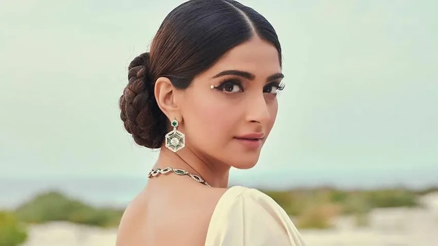 Sonam Kapoor पर बरस पड़ी ये बॉलीवुड एक्ट्रेस ,कहा आपको जल्दी बुद्धि आए