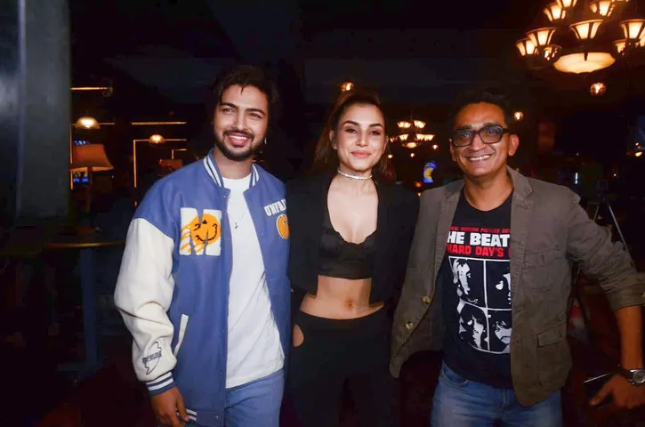 रोमियो और काम्या चौधरी ने ब्लॉकबस्टर म्यूज़िक वीडियो "तेरा फ़ितूर" के 25 मिलियन व्यूज की सफलता का मनाया जश्न