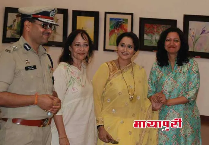 एक्ट्रेस निशिगंधा वाड ने ममता गोगटे की कला प्रदर्शनी 'ब्रशफुल ऑफ कलर्स' का उद्घाटन किया