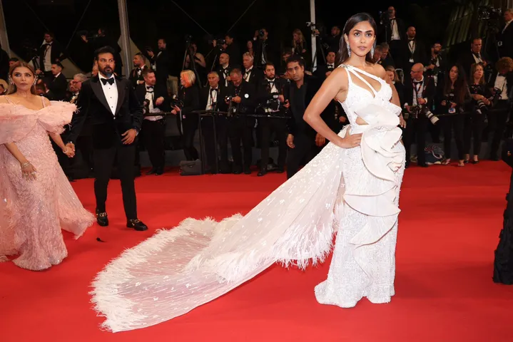 Mrunal Thakur साल 2023 में अपने आखिरी कांस रेड कार्पेट लुक में आई नज़र