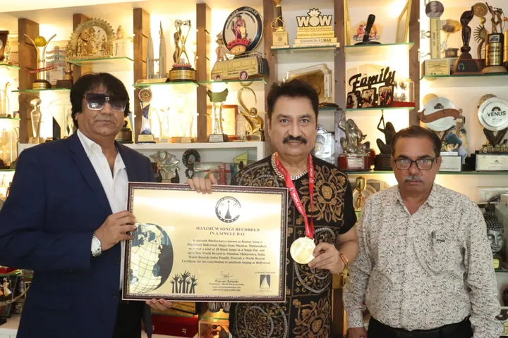 बॉलीवुड सिंगर कुमार शानू को वर्ल्ड रिकॉर्ड्स इंडिया द्वारा सम्मानित किया गया