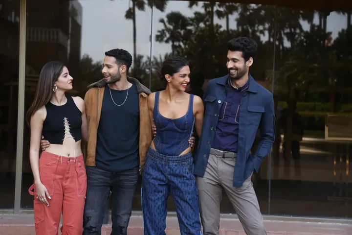 अपनी फिल्म के प्रमोशन के लिए डेनिम जोगर में नजर आई दीपिका पादुकोण, फैंस को पसंद नही दीपिका का यह लुक