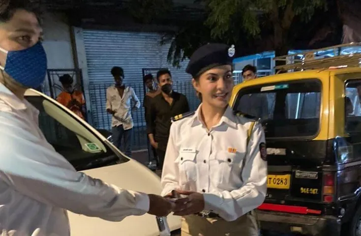 दशहरा के मौके पर जैकलीन फर्नांडीज ने अपने स्टाफ मेंबर को गिफ्ट की कार!
