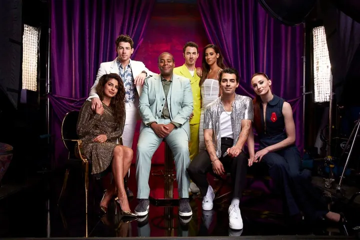 jonas brothers family roast: Priyanka Chopra ने उड़ाया Jonas Brothers का उनके सोशल मीडिया फॉलोअर्स को लेकर मजाक, पति Nick Jonas को भी लिया आड़े हाथ