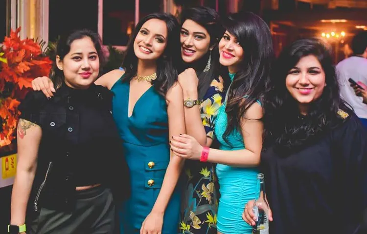 म्यूज़िक वीडियो क्वीन अंश शेखावत ने अपने दोस्तों के साथ सेलिब्रेट किया अपना बर्थडे