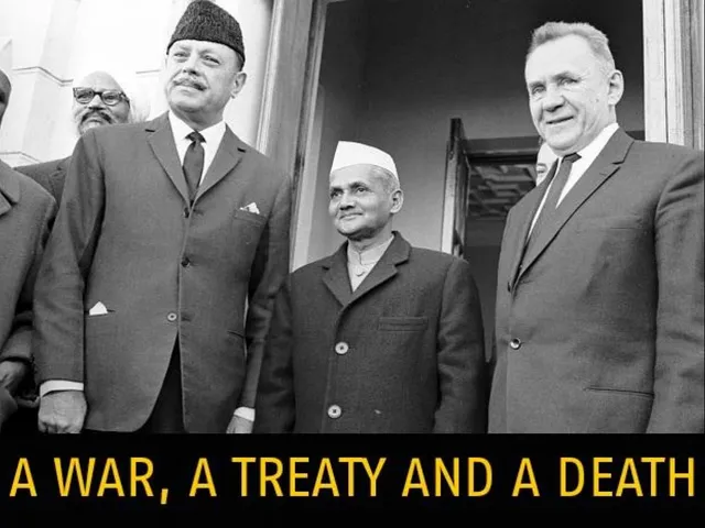 क्या महात्मा गांधी जी की याद में शास्त्री जी को भूल गया है बॉलीवुड?