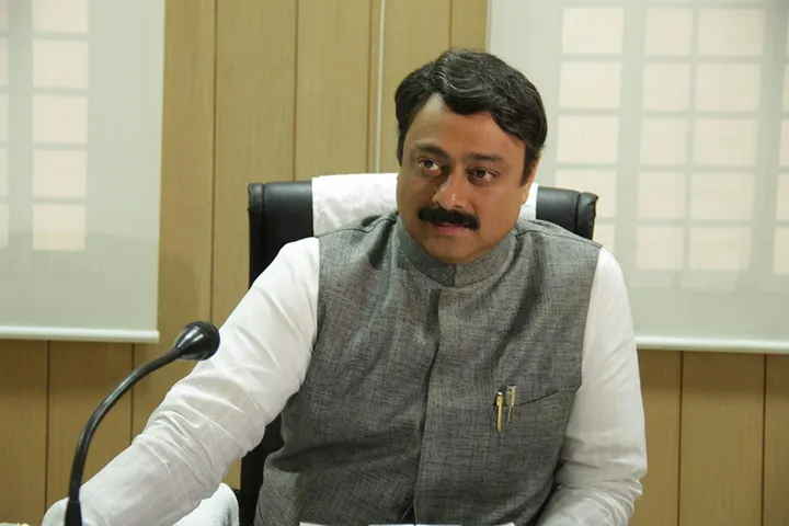 सचिन खेडेकर  ने स्वीकार किया कि उन्हें सैटेलाइट टेलीविजन  के लिए  हिंदी सीखी थी