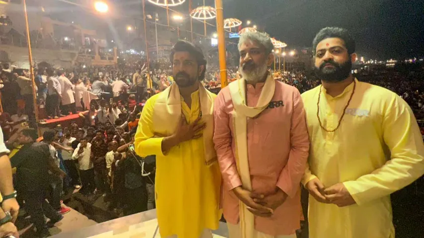 वाराणसी पहुंची फिल्म आर आर आर की टीम
