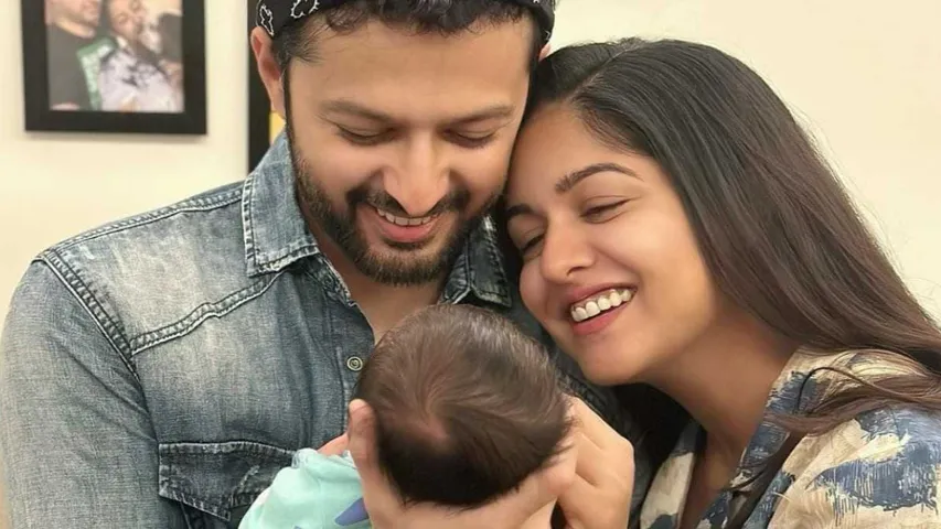 एक पिक्चर-परफेक्ट फैन मोमेंट - इशिता और वत्सल का लिटिल डायनमो, वायु, टीम इंडिया के लिए झंडा लहराता है